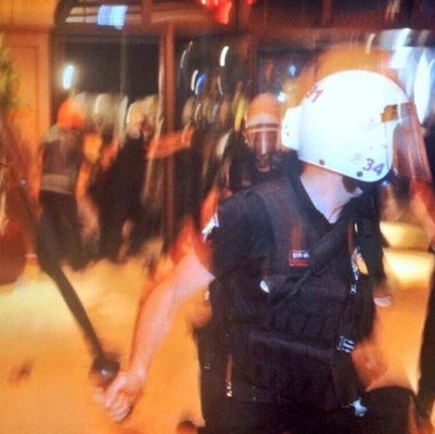 15. Juni 2013: Marsmenschen-Schl�gerpolizei
                        im Divan-Hotel in Istanbul 02, mit gezogenem
                        Kn�ppel