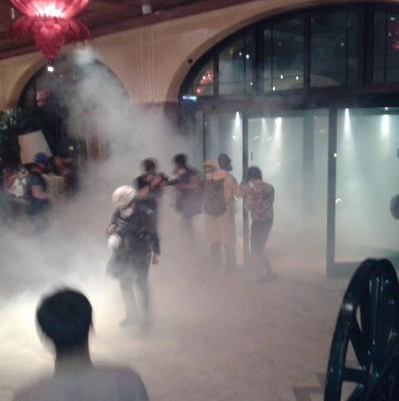 15. Juni 2013:
                Marsmenschen-Schl�gerpolizei im Divan-Hotel in Istanbul
                04, Tr�nengas der Schl�gerpolizei �berall