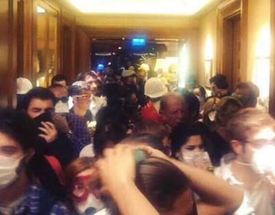 15. Juni 2013: Marsmenschen-Schl�gerpolizei
                        im Divan-Hotel in Istanbul 05, Gedr�nge mit
                        Stofft�chern vor Mund und Nase