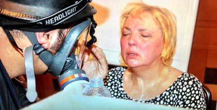 Claudia Roth
                          nach dem Tr�nengaseinsatz von der t�rkischen
                          Schl�gerpolizei im Gezi-Park
