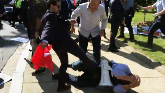 Erdogan-Schl�ger gegen
                  Kurdendemo in Washington, 17. Mai 2017, sie traten
                  selbst auf Leute ein, als sie schon am Boden lagen. Wo
                  sind die Erdogan-Schl�ger?