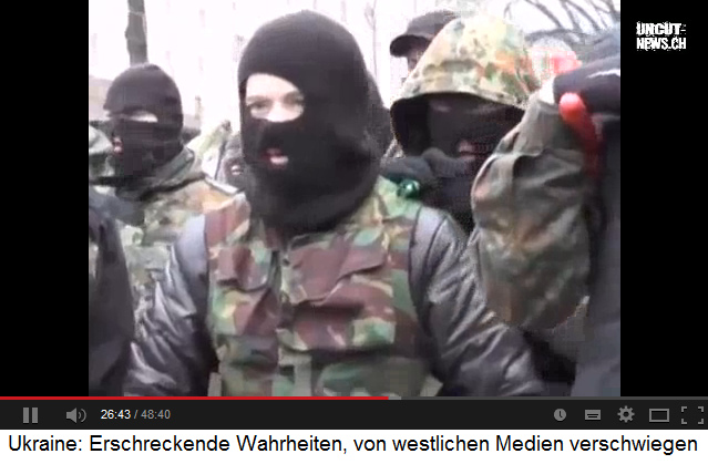 Der
                      Schwarze Block in Nazi-Kiew postiert sich, ca. 5.
                      April 2014