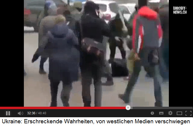 Demonstration in Kiew, ein Opfer wird auf der
                      Strasse mit Kn�ppeln geschlagen
