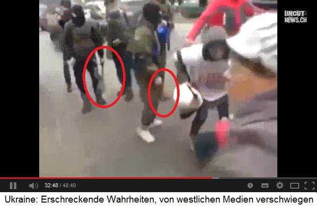 Demonstration in
                      Kiew, eine Sanit�terin kommt hinzu