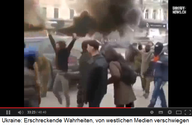 Demonstration in Kiew, Demonstrant mit einer
                      Rauchgranate mit Siegerpose