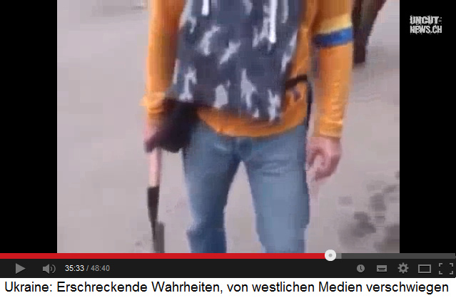 Demonstration in Kiew, ein Demonstrant ist
                      mit einer Schaufel bewaffnet