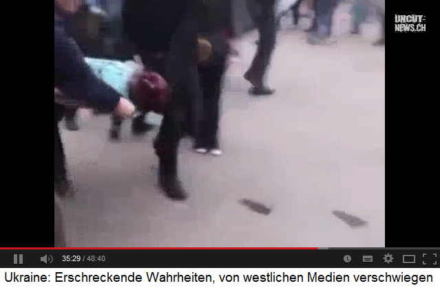 Demonstration in
                      Kiew, ein zweiter Schwerverletzter wird
                      weggetragen