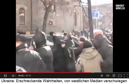 Demonstration
                in Kiew, am Ende kommt der Leichenwagen