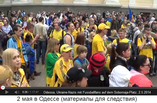 Sobornaja-Platz in Odessa am 2. Mai 2014,
                        singende Fussballfans