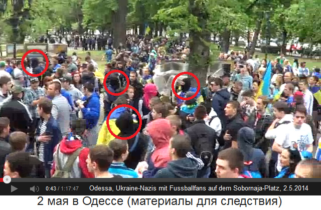 Sobornaja-Platz in Odessa am 2. Mai 2014,
                        Fussballfans mit Nazis mit Sturmmtze