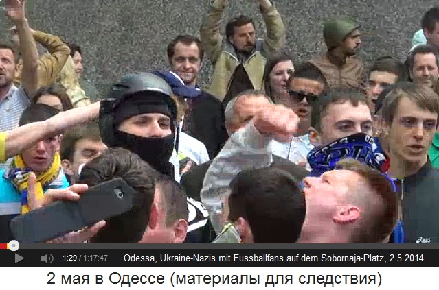 Sobornaja-Platz in Odessa am 2. Mai
                        2014, Fussballfans mit Nazis mit Sturmmtze,
                        Helm und Faust