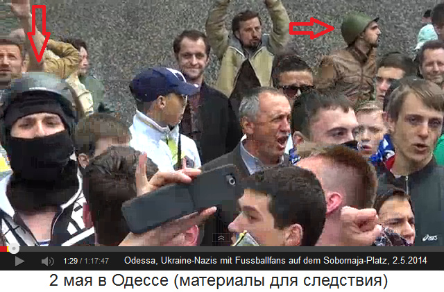 Sobornaja-Platz in Odessa am 2. Mai 2014,
                        Fussballfans mit Nazis mit Sturmmtze und Helm