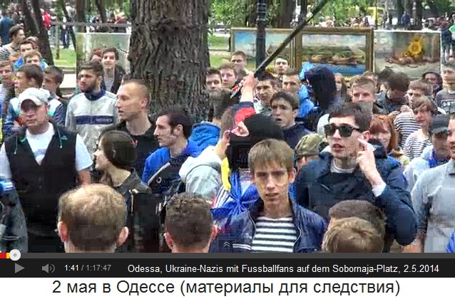 Sobornaja-Platz in Odessa am
                  2. Mai 2014, Aufhetzung mit Nazi-Fhrer 06 und Fans
                  machen Fuste 02