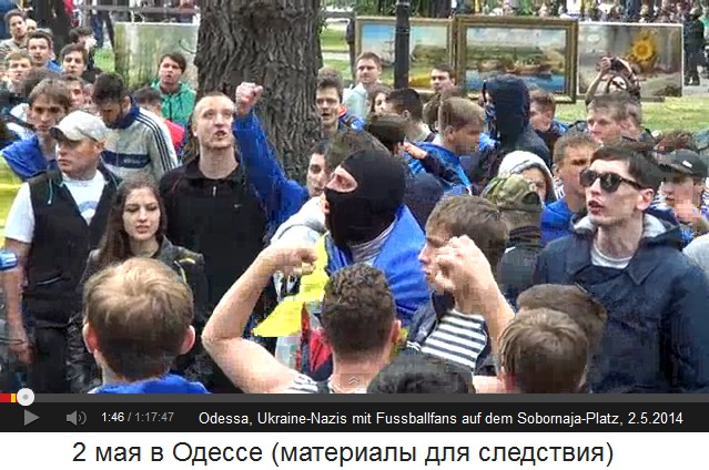 Sobornaja-Platz in Odessa am 2. Mai 2014,
                        Aufhetzung mit Nazi-Fhrer 05 und Fans machen
                        Fuste 01