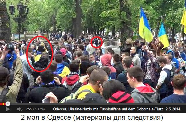 Sobornaja-Platz in Odessa am 2. Mai
                        2014, weiterhin singende Fussballfans mit Nazis
                        drin