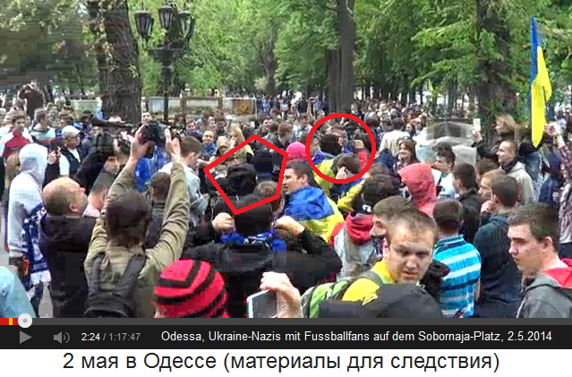 Sobornaja-Platz in Odessa am 2. Mai 2014,
                        singende und springende Fussballfans, aber die
                        Nazis springen nicht
