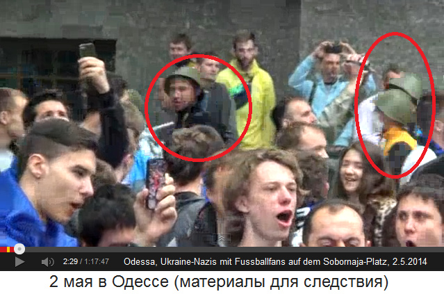 Sobornaja-Platz in Odessa am 2. Mai
                        2014, singende Fussballfans und
                        Nazi-Paramilitrs mit Helm 01