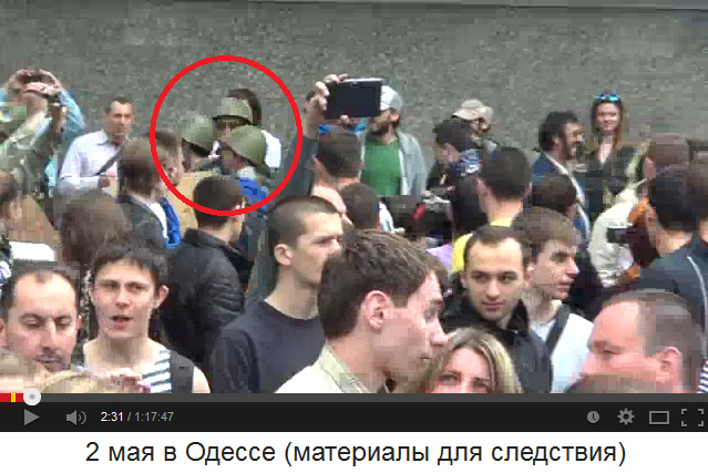 Sobornaja-Platz in Odessa am 2. Mai 2014,
                        singende Fussballfans und Nazi-Paramilitrs mit
                        Helm 02