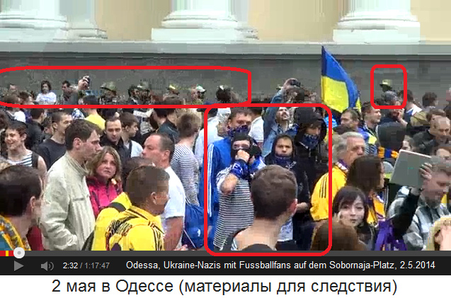 Sobornaja-Platz in Odessa am 2. Mai
                        2014, singende Fussballfans und Nazis mit Helm
                        und Sturmmtze