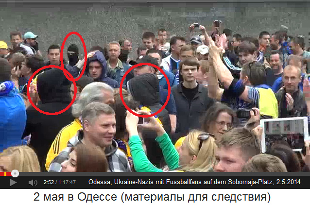 Sobornaja-Platz in Odessa am 2. Mai
                        2014, singende Fussballfans und Nazis mit
                        Sturmmtze und Kapuzenjacken
