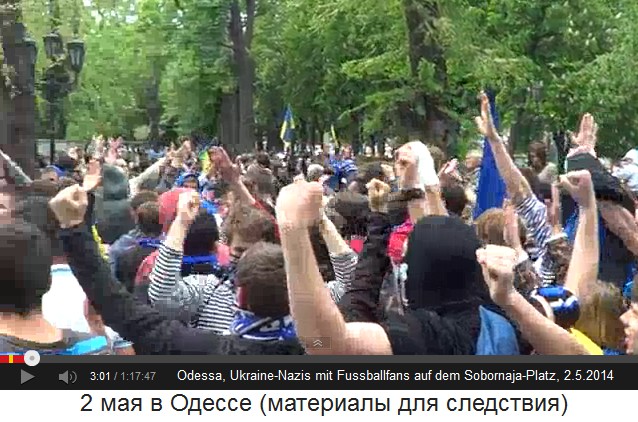 Sobornaja-Platz in Odessa am 2. Mai 2014,
                        singende Fussballfans und Nazis mit Sturmmtzen
                        und Kapuzenjacken