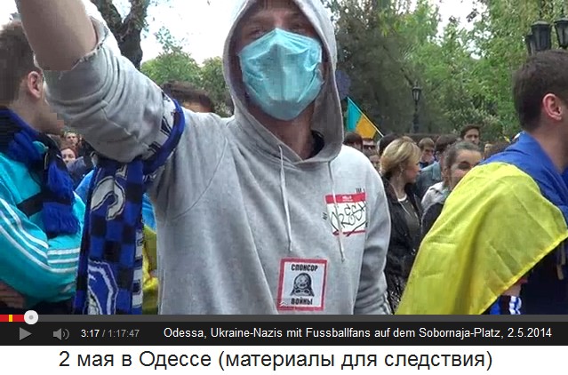 Sobornaja-Platz in Odessa am 2. Mai
                        2014, singende Fussballfans und Nazis mit
                        Sturmmtze und Gesichtsmaske
