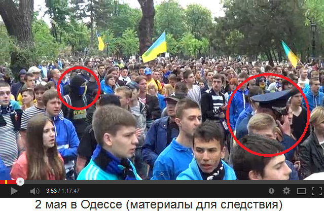 Sobornaja-Platz in Odessa am 2. Mai 2014,
                        die Nazis singen und grlen und es steht da
                        genau 1 Polizist