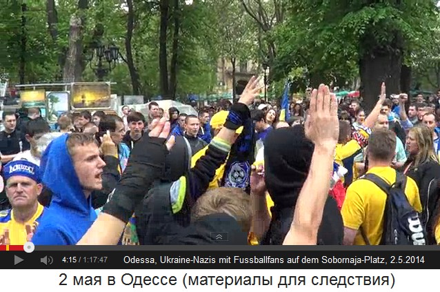 Sobornaja-Platz in Odessa
                          am 2. Mai 2014, der Nazi-Fhrer mit "Heil
                          Ukraine" und Hitlergrsse 03