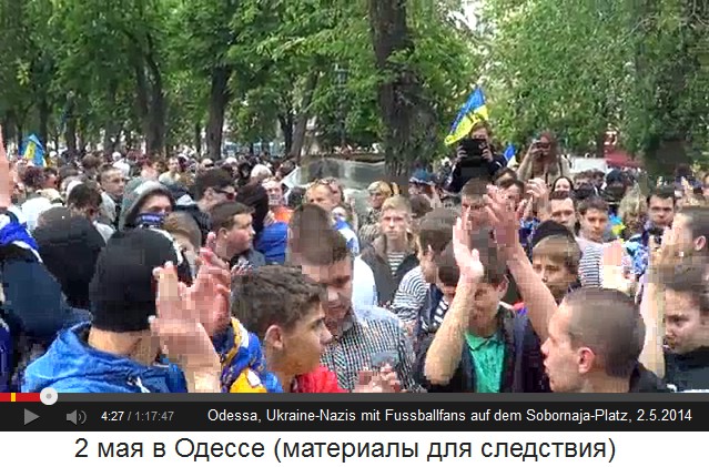 Sobornaja-Platz
                        in Odessa am 2. Mai 2014, Fussballfans und Nazis
                        beklatschen ihr eigenes Nazitum