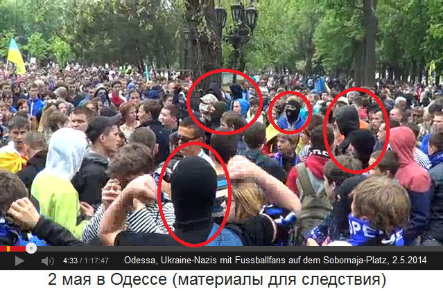 Sobornaja-Platz in Odessa am 2. Mai
                        2014, Fussballfans mit Nazis in Kapuzenjacken
                        und Sturmmtzen