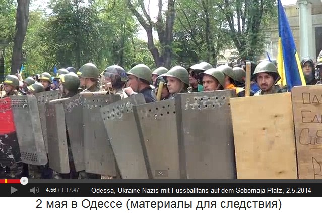 Sobornaja-Platz in Odessa am 2. Mai
                            2014, paramilitrische Nazi-Truppen in
                            Wartestellung 02
