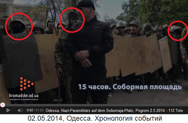 Sobornaja-Platz in Odessa, 2. Mai
                                2014: Nazi-Paramilitrs stehen bereit
                                mit Nazi-Fhrern mit Sturmmtzen