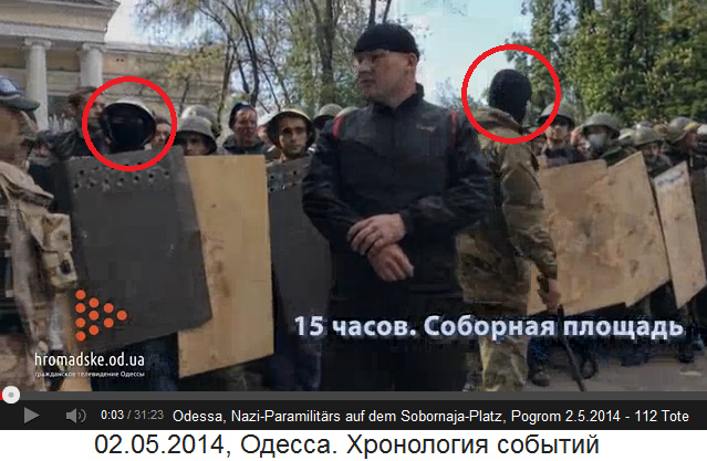 Sobornaja-Platz in Odessa, 2. Mai
                                2014: Nazi-Paramilitrs stehen bereit
                                mit Nazi-Fhrern mit Sturmmtzen 02