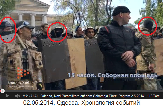 Sobornaja-Platz in Odessa, 2.
                                Mai 2014: Nazi-Paramilitrs stehen
                                bereit mit Nazi-Fhrern mit Sturmmtzen
                                03
