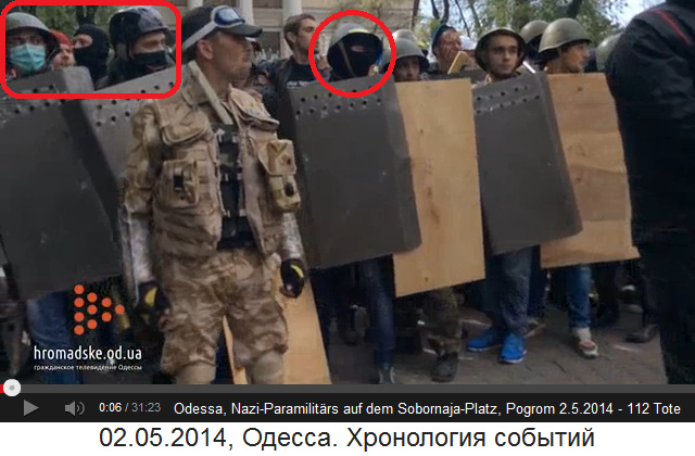 Sobornaja-Platz in Odessa, 2. Mai
                                2014: Nazi-Paramilitrs stehen bereit
                                mit Nazi-Fhrern mit Sturmmtzen 04