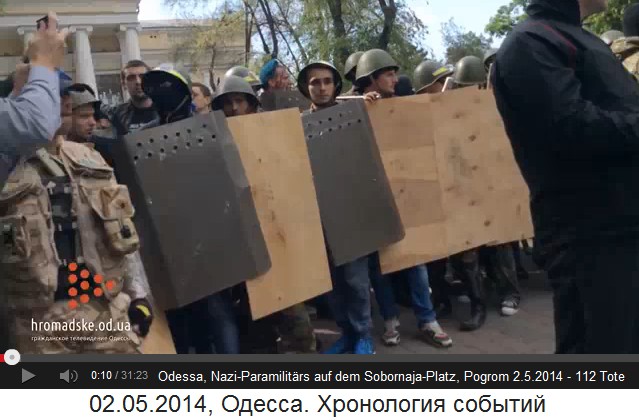 Sobornaja-Platz in Odessa, 2.
                                Mai 2014: Nazi-Paramilitrs stehen
                                bereit - in Jeans und Turnschuhen