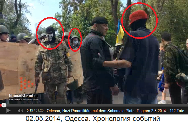 Sobornaja-Platz in Odessa, 2. Mai 2014:
                  Nazi-Paramilitrs stehen bereit mit Nazi-Fhrern mit
                  Sturmmtzen 5