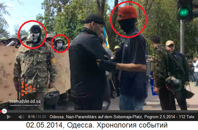 Sobornaja-Platz in Odessa, 2. Mai
                                2014: Nazi-Paramilitrs stehen bereit
                                mit Nazi-Fhrern mit Sturmmtzen 6