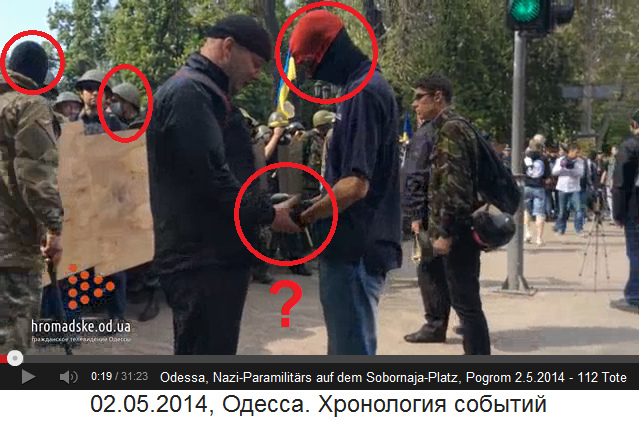 Sobornaja-Platz in Odessa, 2.
                                Mai 2014: Nazi-Paramilitrs stehen
                                bereit mit Nazi-Fhrern mit Sturmmtzen
                                7