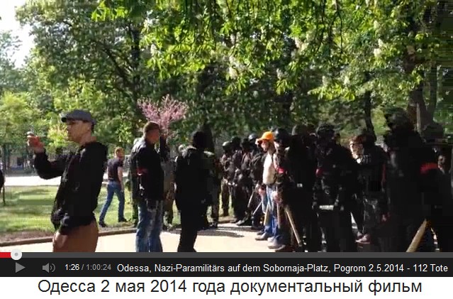 Sobornaja-Platz,
                        Paramilitrs mit roten Armbinden, Helme und
                        Knppel 1