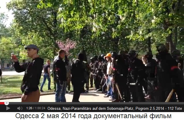 Sobornaja-Platz,
                        Paramilit�rs mit roten Armbinden, Helme und
                        Kn�ppel 1