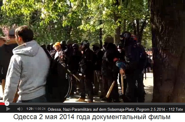 Sobornaja-Platz, Paramilitrs mit roten
                        Armbinden, Helme und Knppel 2
