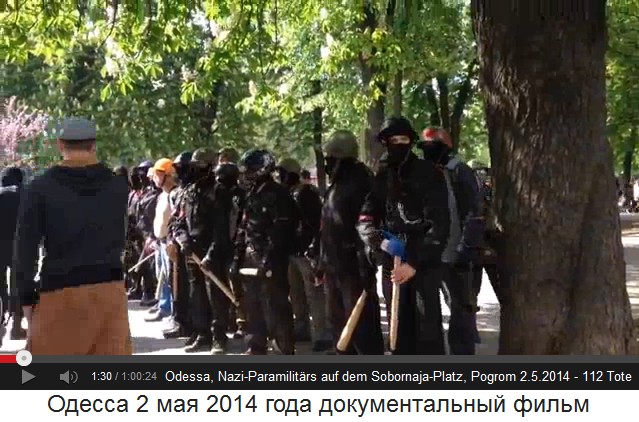Sobornaja-Platz, Paramilitrs mit roten
                        Armbinden, Helme und Knppel 3