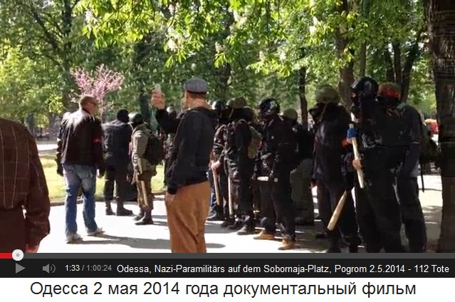 Sobornaja-Platz, Paramilitrs mit roten
                        Armbinden, Helme und Knppel 4 mit
                        Nazi-Instrukteur