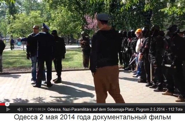 Sobornaja-Platz, Paramilitrs mit
                          roten Armbinden, Helme und Knppel - nun
                          beschwrt der Polizeikommandant den
                          Nazi-Instrukteur