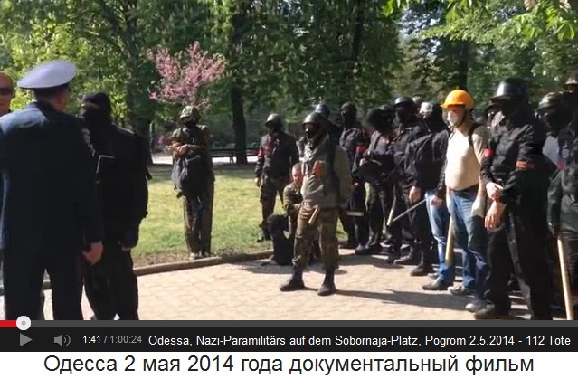 Sobornaja-Platz, Paramilitrs mit
                  roten Armbinden, Helme und Knppel
