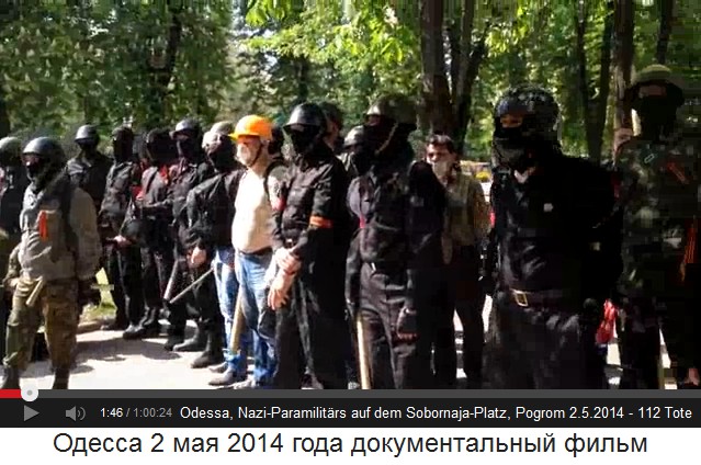 Sobornaja-Platz, Paramilitrs mit roten
                        Armbinden, Helme und Knppel