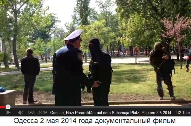 Sobornaja-Platz, nun beschwrt der
                        Polizeikommandant einen Nazifhrer in
                        Sturmmtze