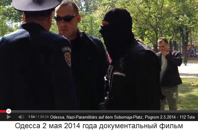 Sobornaja-Platz, nun beschwrt der
                        Polizeikommandant zwei Nazifhrer gleichzeitig
                        01