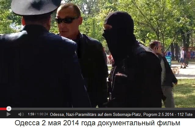 Sobornaja-Platz, nun beschwrt der
                        Polizeikommandant zwei Nazifhrer gleichzeitig
                        02
